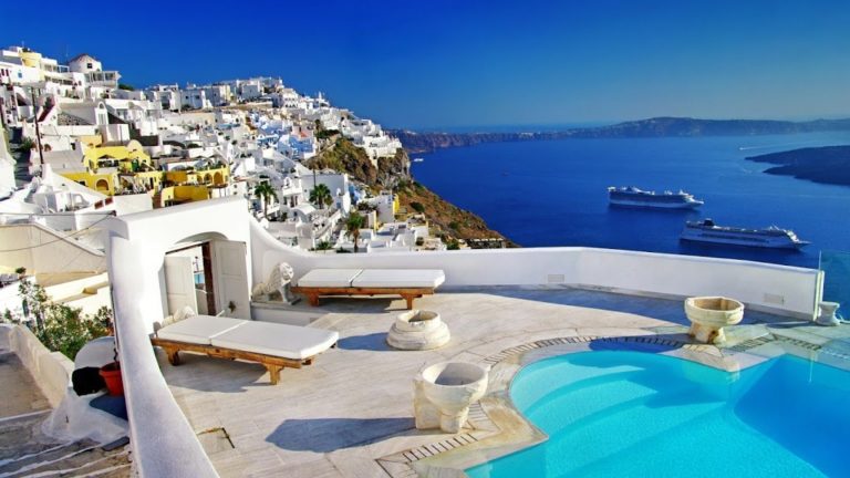 Heaven of Greece, Santorini : A Place You Must Visit before You Die